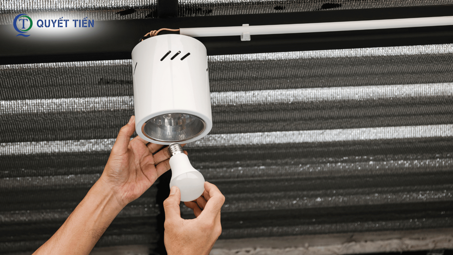 Lắp đặt đèn LED ống bơ