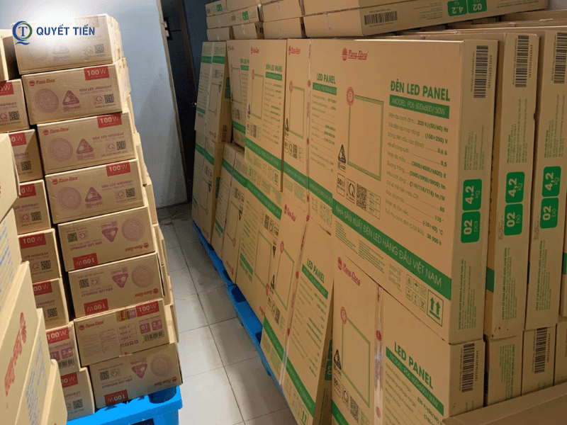 Kho hàng đèn LED Panel tại Quyết Tiến