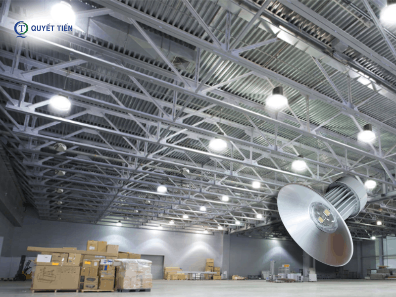 Nhà máy lắp đèn LED nhà xưởng hình trụ